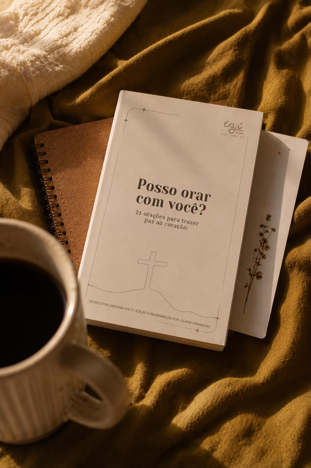 E-book Posso orar com você? sobre tecido verde-oliva, ao lado de uma xícara de café